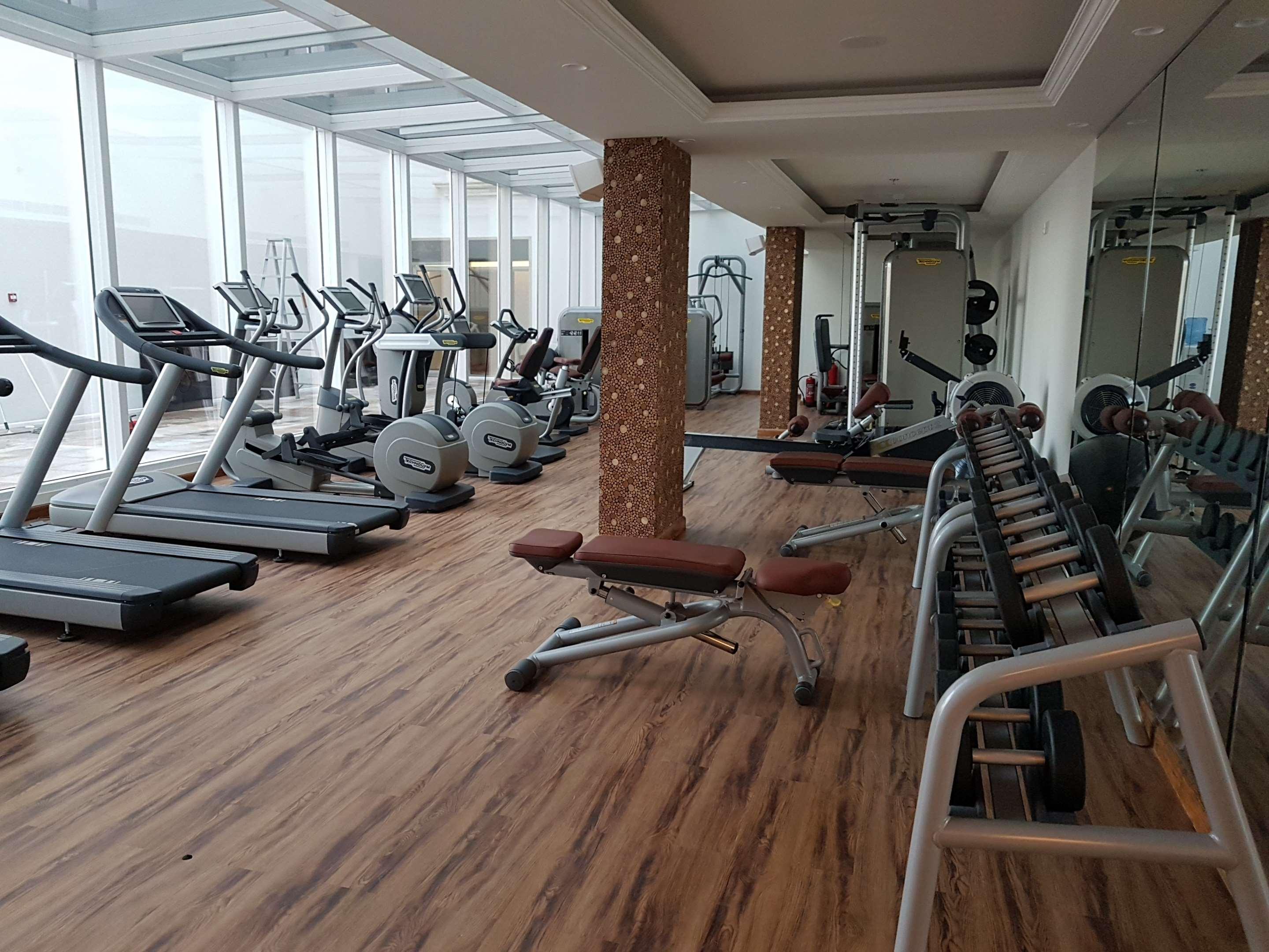 Radisson Blu Hotel, Ajman Exterior photo The gym at the hotel