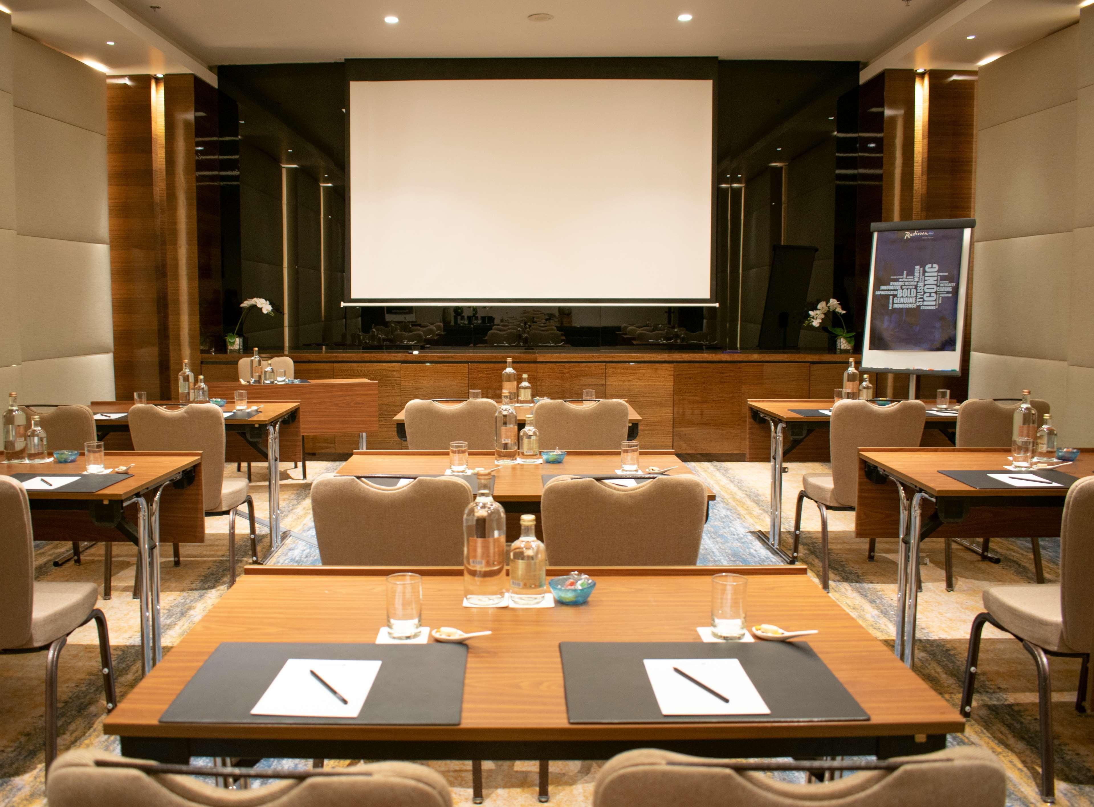 Radisson Blu Hotel, Ajman Exterior photo Meeting room