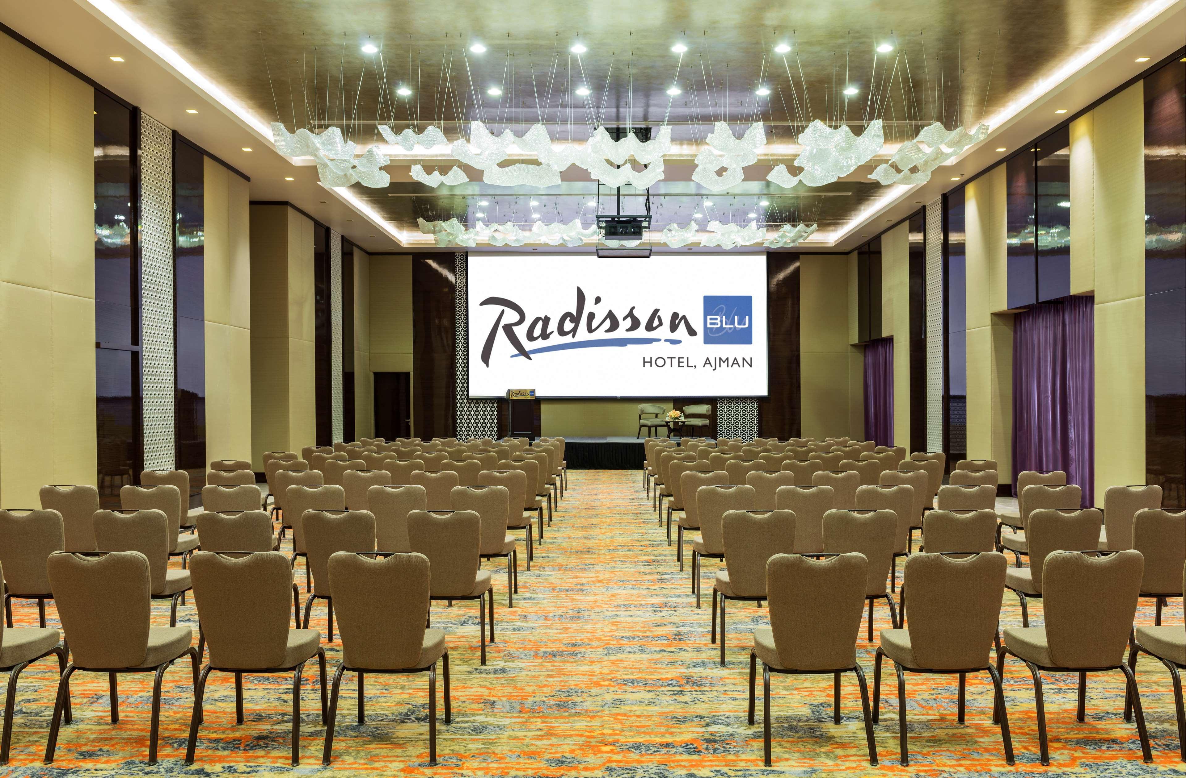 Radisson Blu Hotel, Ajman Exterior photo Radisson Hotel, Ajman