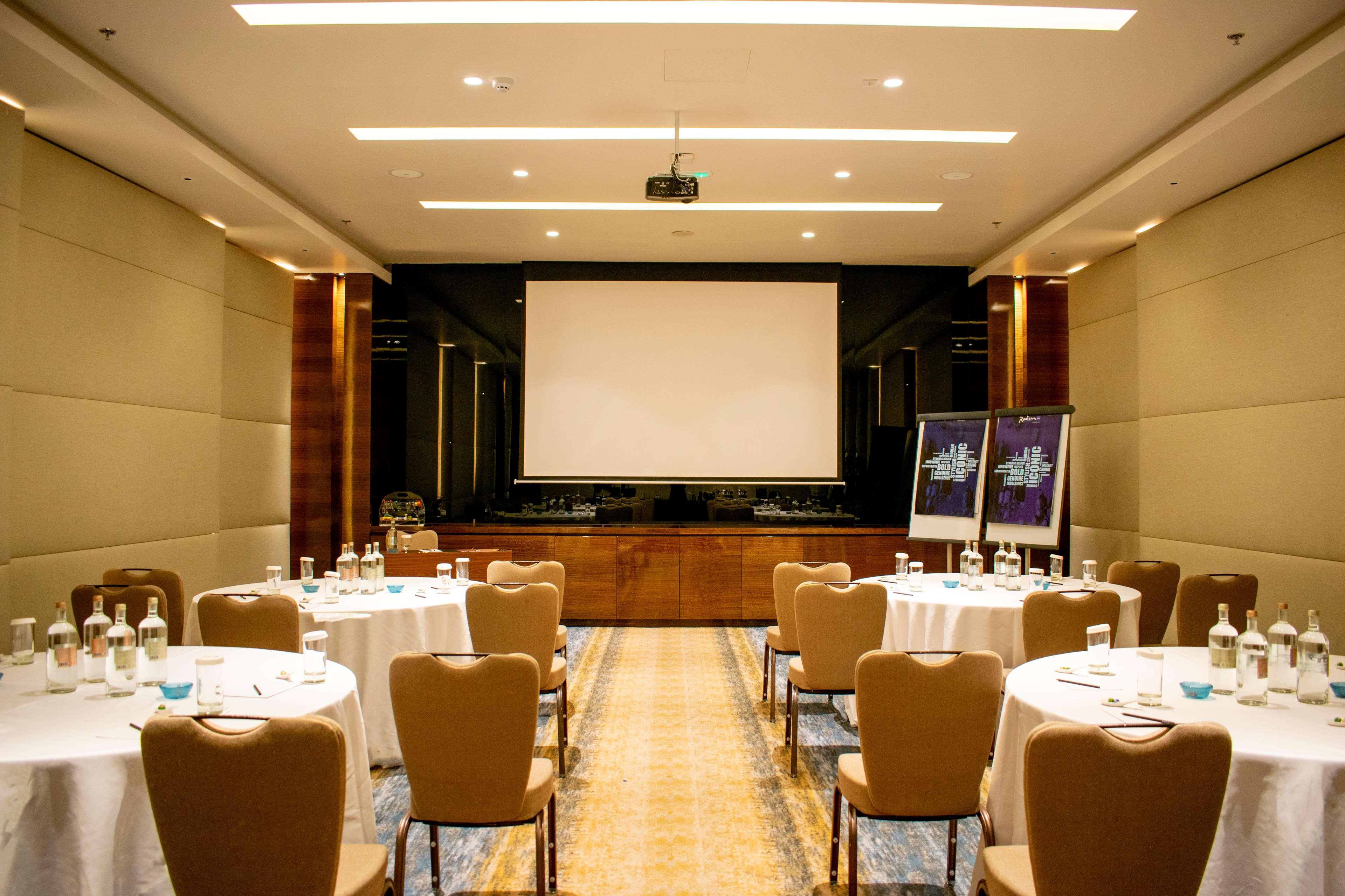 Radisson Blu Hotel, Ajman Exterior photo Meeting room