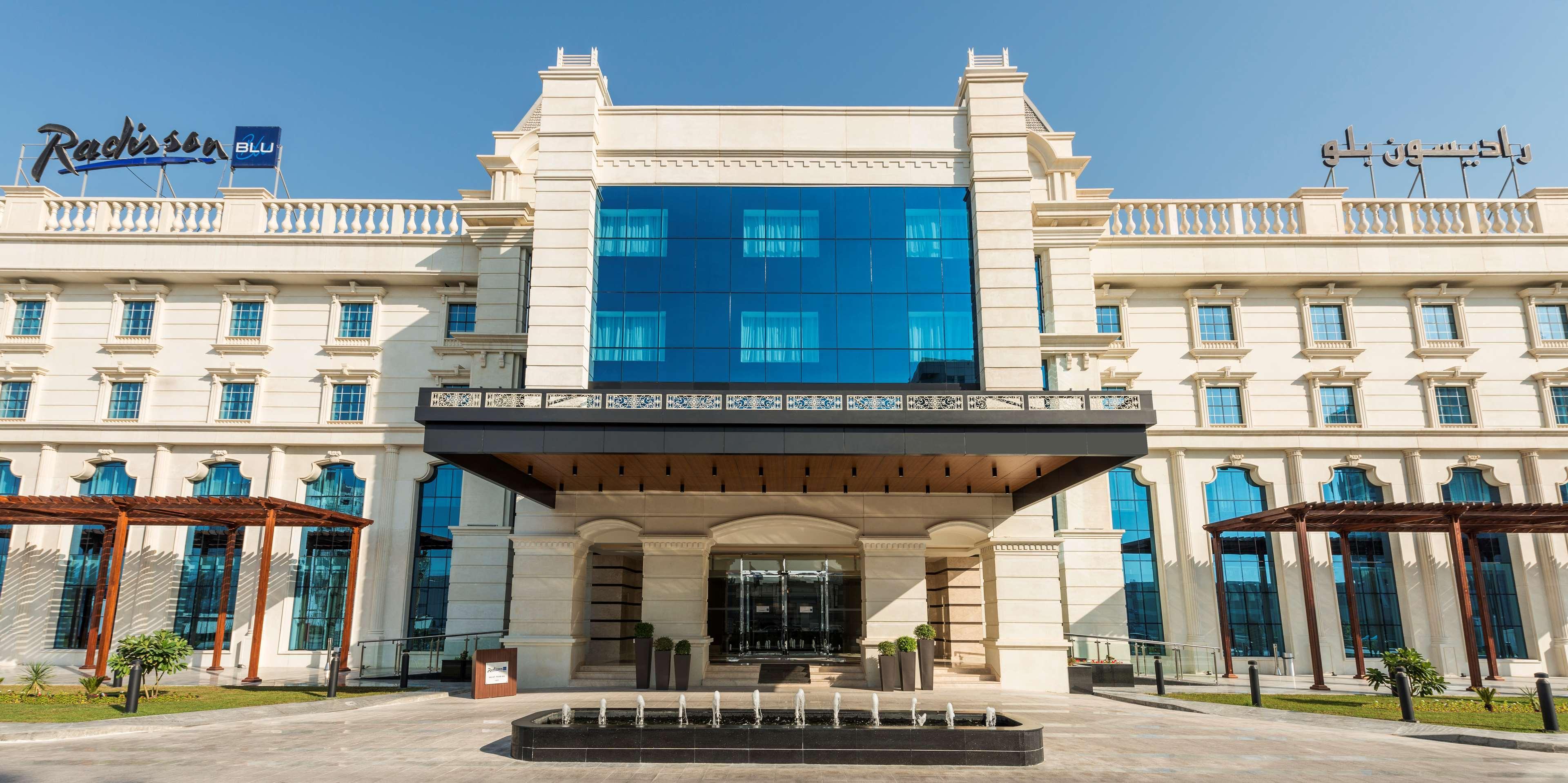 Radisson Blu Hotel, Ajman Exterior photo The hotel's entrance