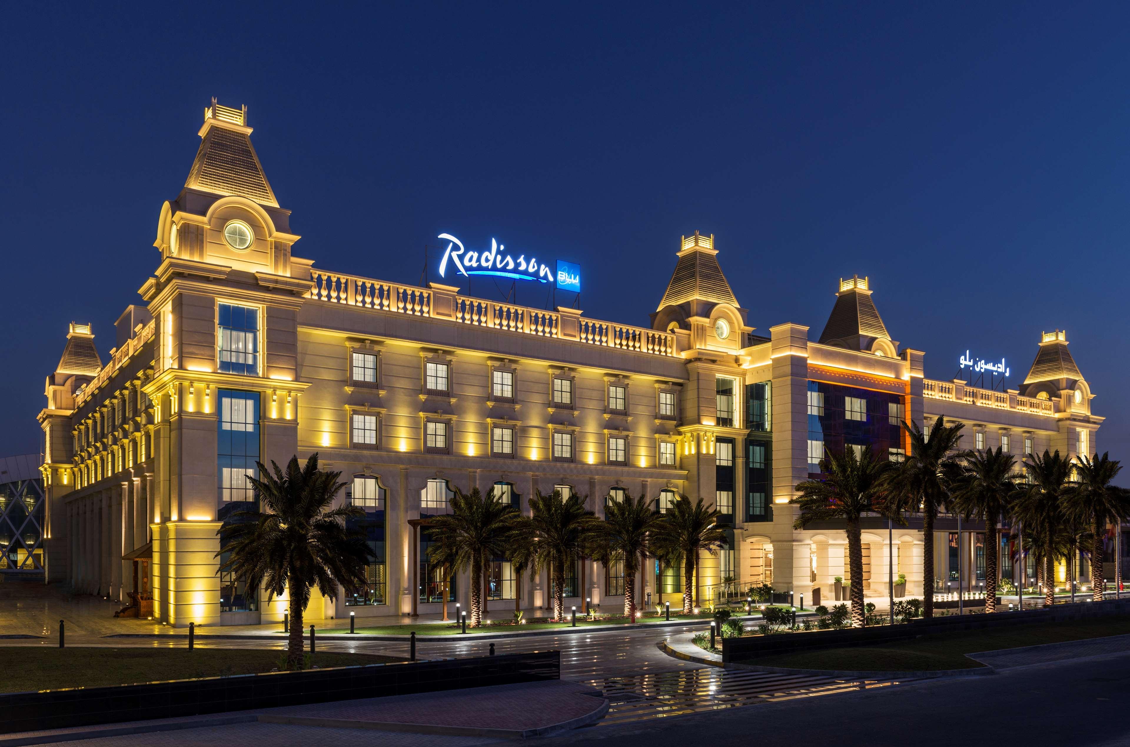 Radisson Blu Hotel, Ajman Exterior photo Radisson Hotel, Al Qasr, Dubai
