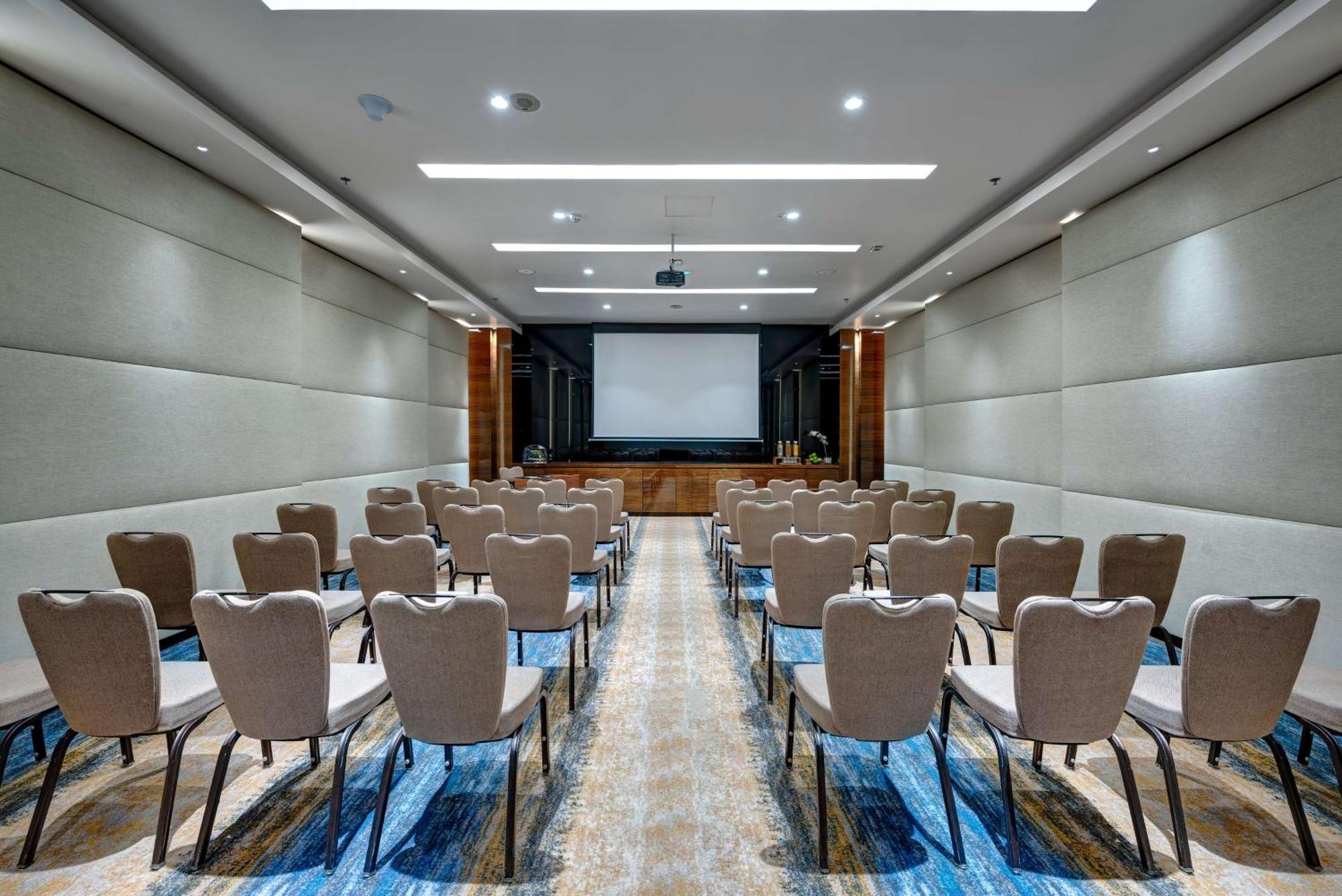 Radisson Blu Hotel, Ajman Exterior photo Meeting room